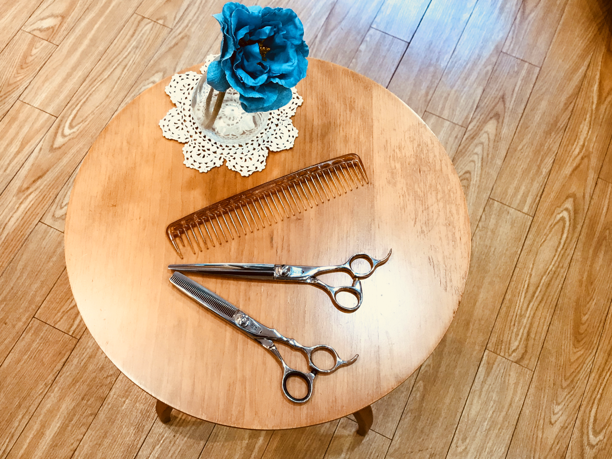 町屋の美容院 美容室 ラピスるり 町屋の美容院 ラピスるり は クセ毛による広がり ハネ うねり ごわつき 多毛 剛毛 全ての悩みを解消する クセ毛のスペシャリスト が在籍する美容院 年以上クセ毛を研究し 生み出された世界唯一のカット技法で クセを